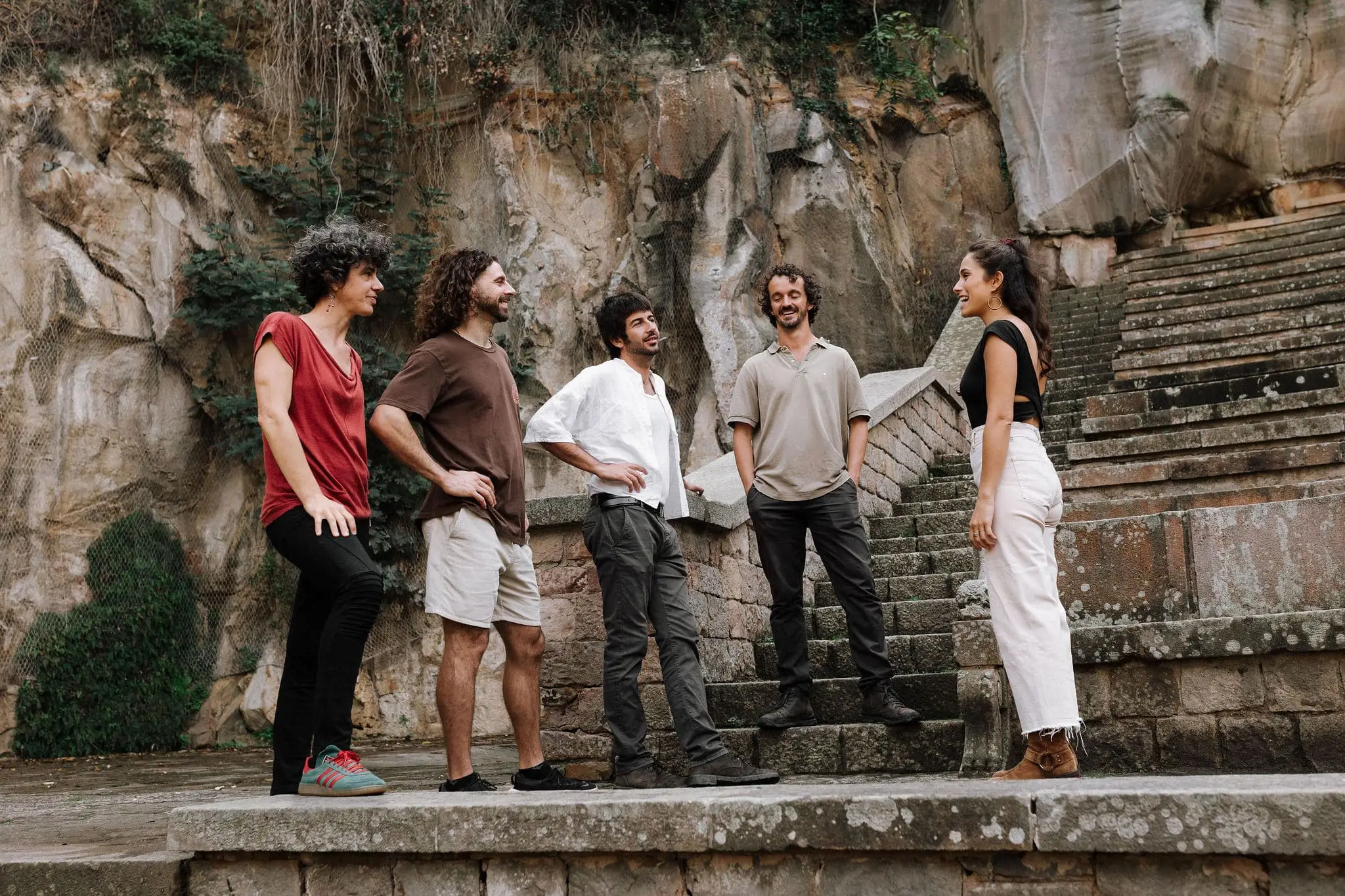 Grupo de actores en dinámica de terapia escénica al aire libre con Paula Sanz