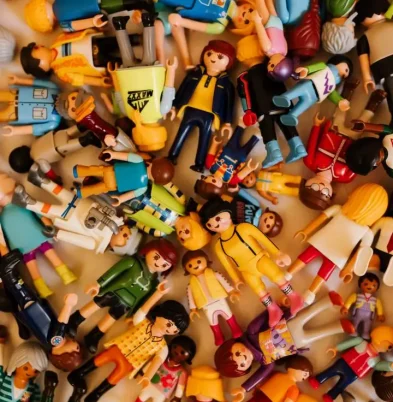 Figuras simbólicas utilizadas como herramienta creativa en terapia integrativa con sensibilidad al trauma (Terapia Escénica).