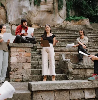 Sesión grupal de actores en ensayo: terapia grupal escénica con Paula Sanz (Terapia Escénica).