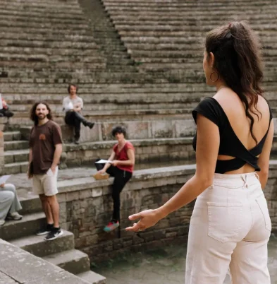 Paula Sanz guiando una dinámica de terapia grupal escénica para actores (Terapia Escénica).