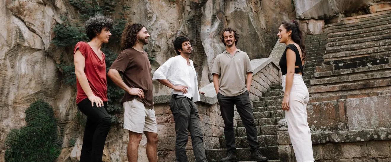 Grupo de actores en dinámica de terapia escénica al aire libre con Paula Sanz